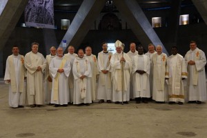 Monseigneur Guy Harpigny avec ses proches collaborateurs les prêtres et les diacres 