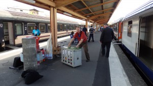 En gare de Lourdes, tout le monde s'affaire à une tâche très physique