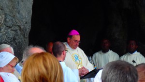 Monseigneur Guy Harpigny préside la messe à la Grotte